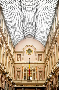 Antwerp 'teki eski güzel tren istasyonunun ön cephesinde ünlü eski saat.