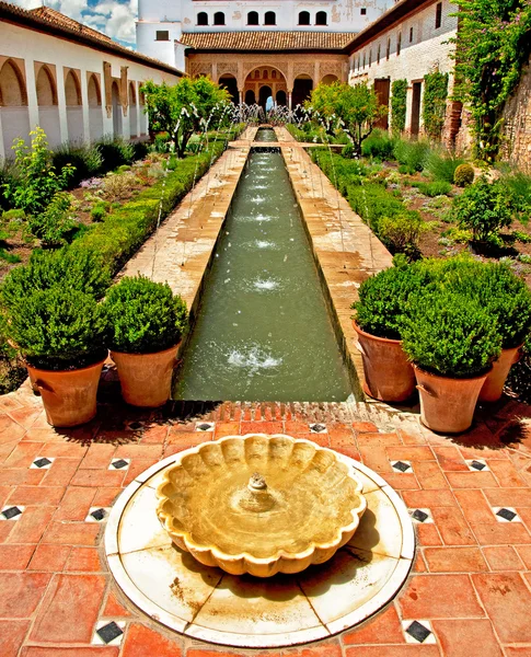 Fontána v zahrad generalife alhambra — Stock fotografie