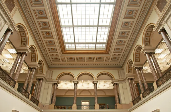 Berühmte alte Uhr an der Fassade des alten schönen Bahnhofs in Antwerpen — Stockfoto