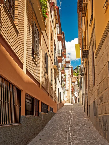 Calle estrecha en el casco antiguo de Granada — Foto de Stock