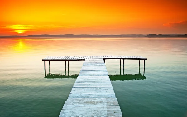 Lac Balaton avec un très beau coucher de soleil — Photo