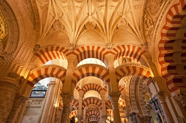 Słynny wnętrze Wielkiego Meczetu w Kordobie — Zdjęcie stockowe