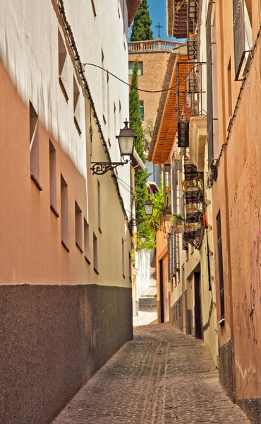 Úzká ulice ve starém městě granada — Stock fotografie