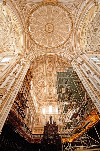 Große Moschee berühmtes Interieur in Cordoba — Stockfoto