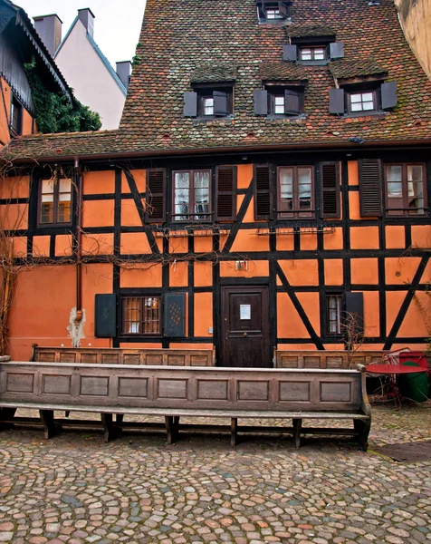 Typické domy ve staré město strasbourg — Stock fotografie