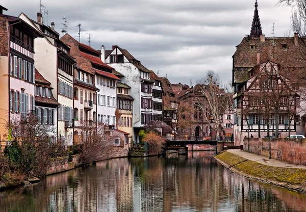Pěkný pohled na staré domy ve Štrasburku — Stock fotografie