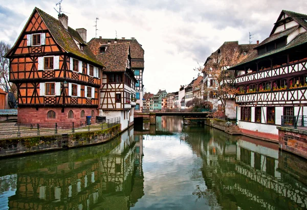 Bel canale con case a Strasburgo — Foto Stock