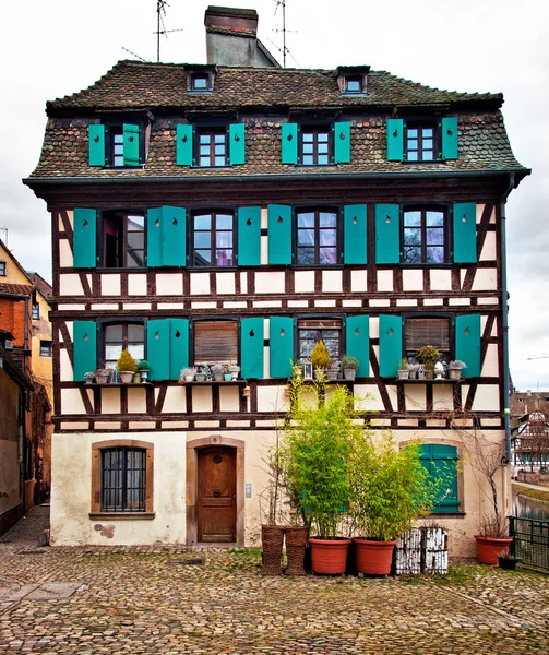 Typowe domy w starym mieście w Strasburgu — Zdjęcie stockowe