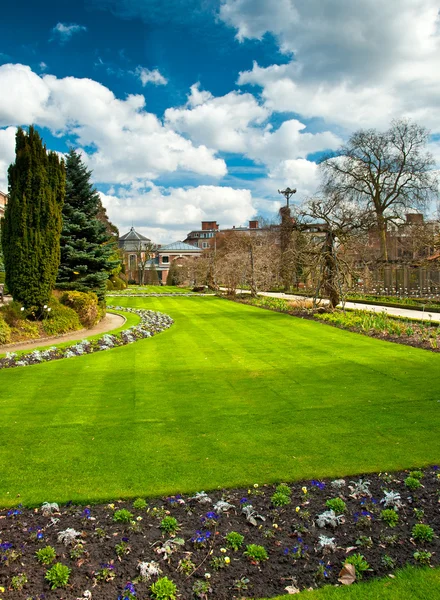 Nice parque com árvores e flores — Fotografia de Stock