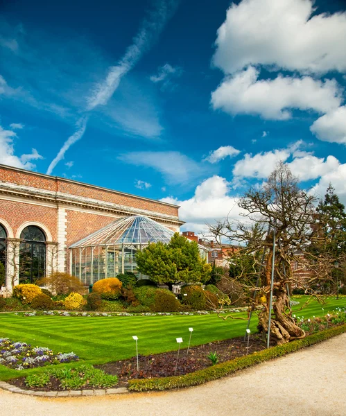 Mooi park met bomen en bloemen — Stockfoto