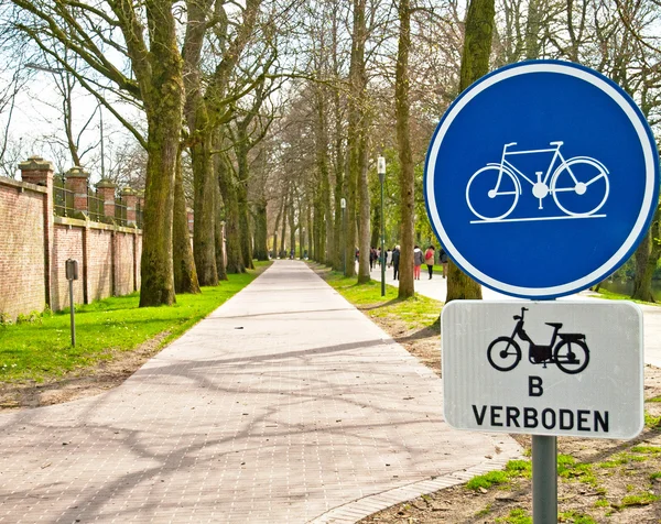 Bicycle sign with bicycle path — Stock Photo, Image