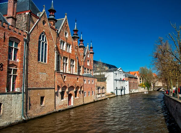 Casas ao longo dos canais de Brugge — Fotografia de Stock