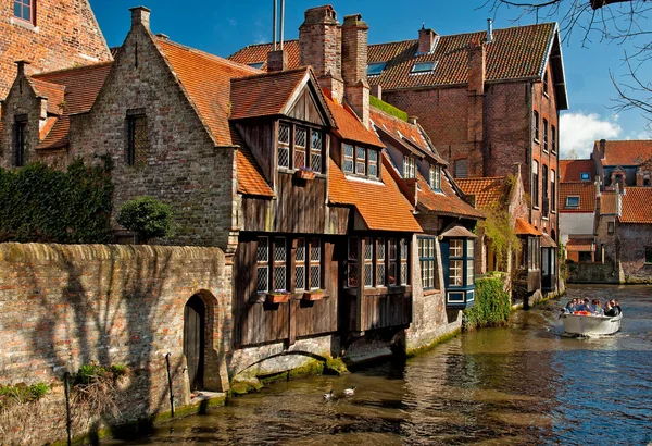 Huizen langs de grachten van brugge — Stockfoto