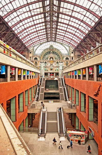 Famous old clock on the facade of the old beautiful railway station — Stock Photo, Image