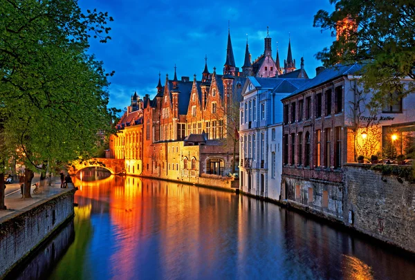 bir kanalı Bruges'deki Ortaçağ binaları