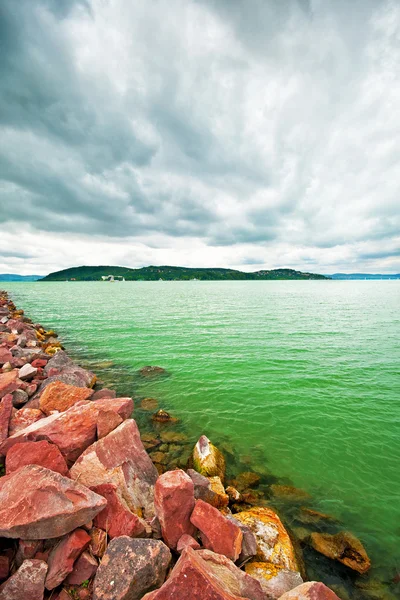 Jezero balaton s pěkné mraky — Stock fotografie