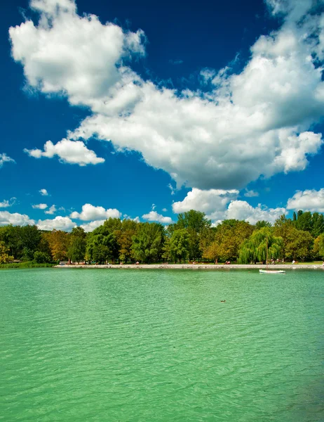Jezioro balaton z ładne chmury — Zdjęcie stockowe