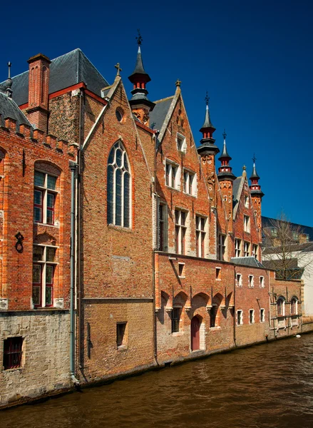 Huizen langs het kanaal — Stockfoto