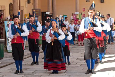 Oviedo'da İspanyolların kendi geleneksel Asturyan giyim