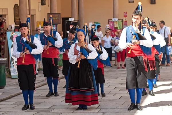 Spanish people in Oviedo in their traditional Asturian clothing — Stock Photo, Image