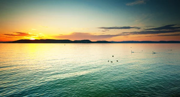 Lac Balaton avec un très beau coucher de soleil — Photo