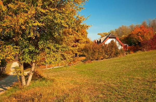 Venkovský dům na podzim — Stock fotografie