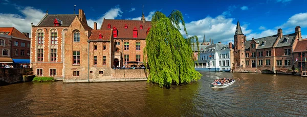 Casas ao longo dos canais de Brugge — Fotografia de Stock