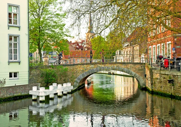 Casas a lo largo de los canales de Brujas — Foto de Stock