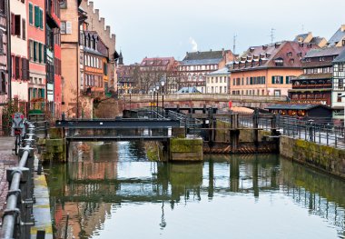Strazburg evleriyle güzel kanal