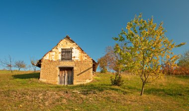 terk edilmiş kırsal ev