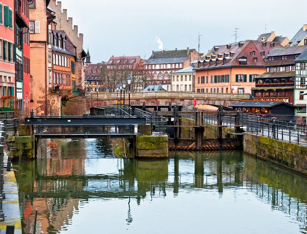 Schöner Kanal mit Häusern — Stockfoto
