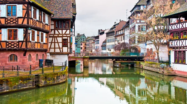 Bonito canal con casas — Foto de Stock