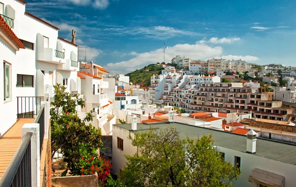 Mooi hotel met bloemen in portugal — Stockfoto