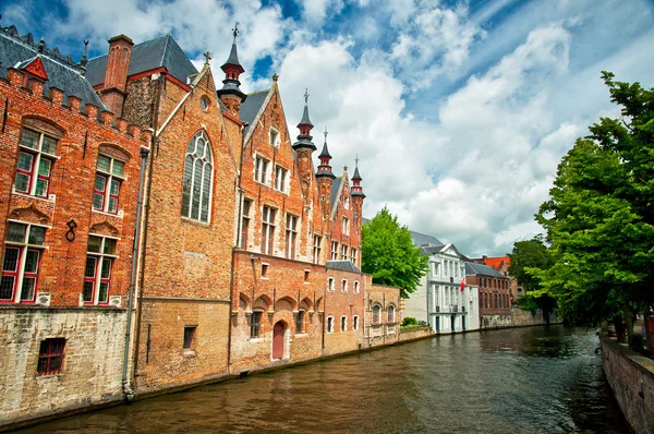 Schöner Kanal mit Häusern — Stockfoto