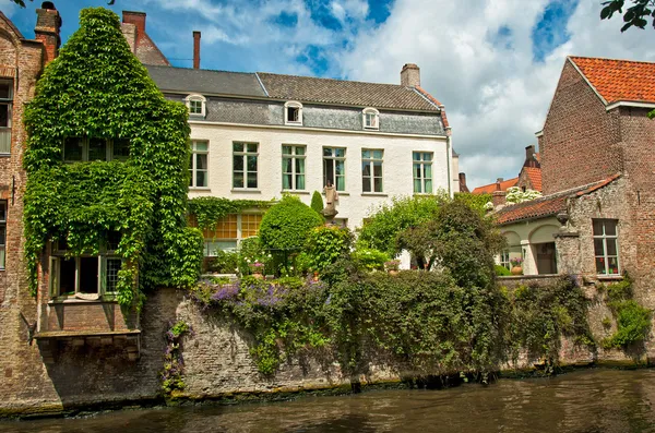 Mooi kanaal met huizen — Stockfoto