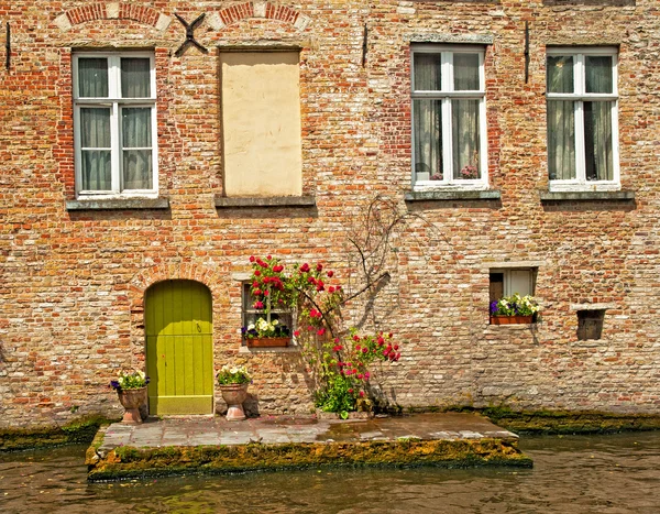 Bonito canal con casas — Foto de Stock
