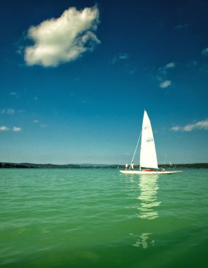 balaton Gölü üzerinde beyaz yelkenli