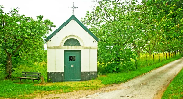 Pequeña capilla con árboles — Foto de Stock