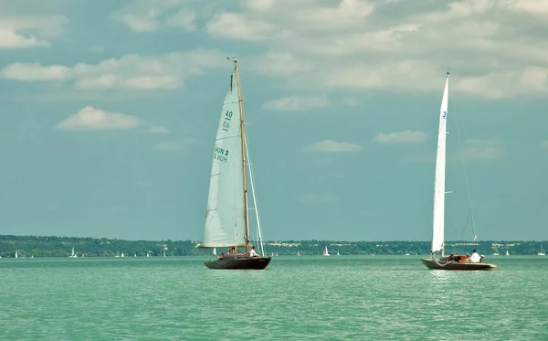 Vita segelbåtar på Balatonsjön — Stockfoto