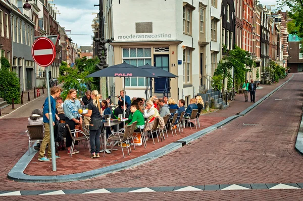 Ruas de Amsterdã com café e pessoas — Fotografia de Stock