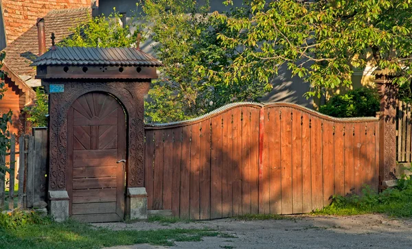 Velho portão esculpido em madeira na Transilvânia — Fotografia de Stock