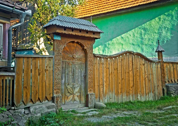 Old wooden carved gate in Transylvania — Stock Photo, Image