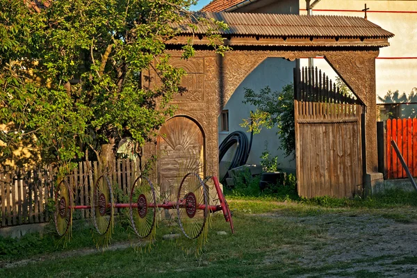 Typical old wooden carved gate in Transylvania — Stock Photo, Image