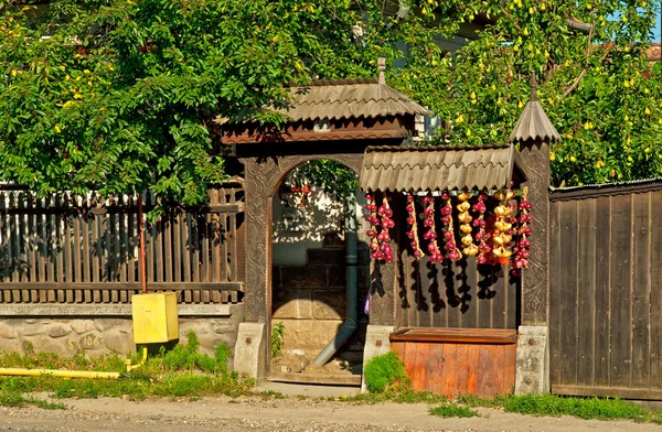 Antigua puerta de madera tallada en Transilvania —  Fotos de Stock