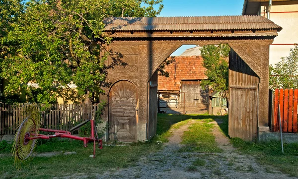 Típico velho portão esculpido em madeira na Transilvânia — Fotografia de Stock