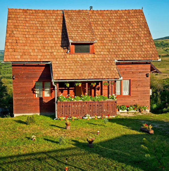 Деревянный дом с цветами — стоковое фото