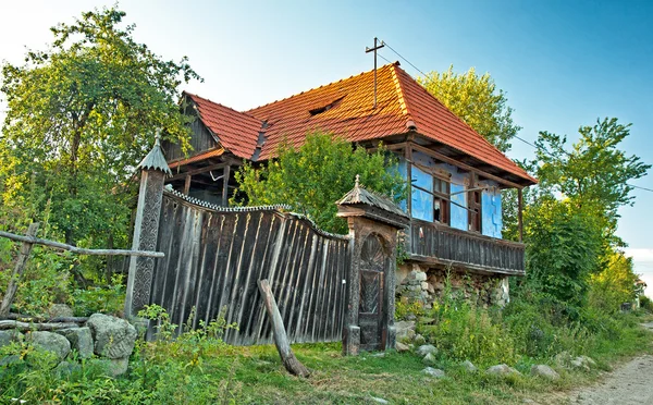 Velho portão esculpido em madeira na Transilvânia — Fotografia de Stock