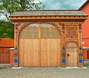 geleneksel eski ahşap oyma kapı