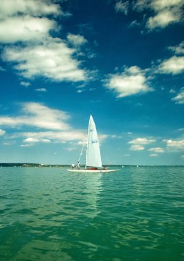 balaton Gölü üzerinde beyaz yelkenli