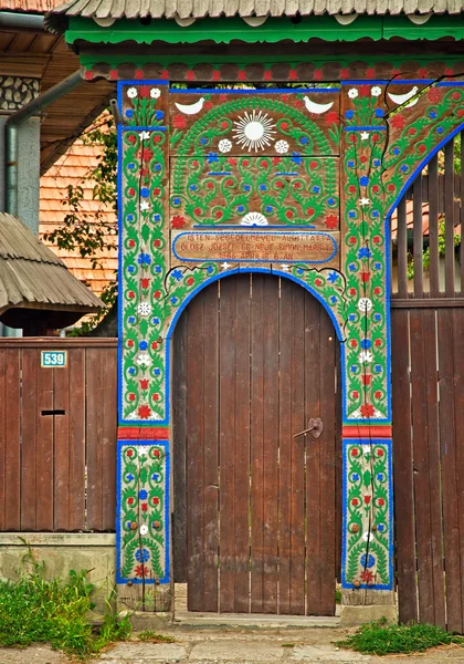 Tradicional velho portão esculpido de madeira — Fotografia de Stock